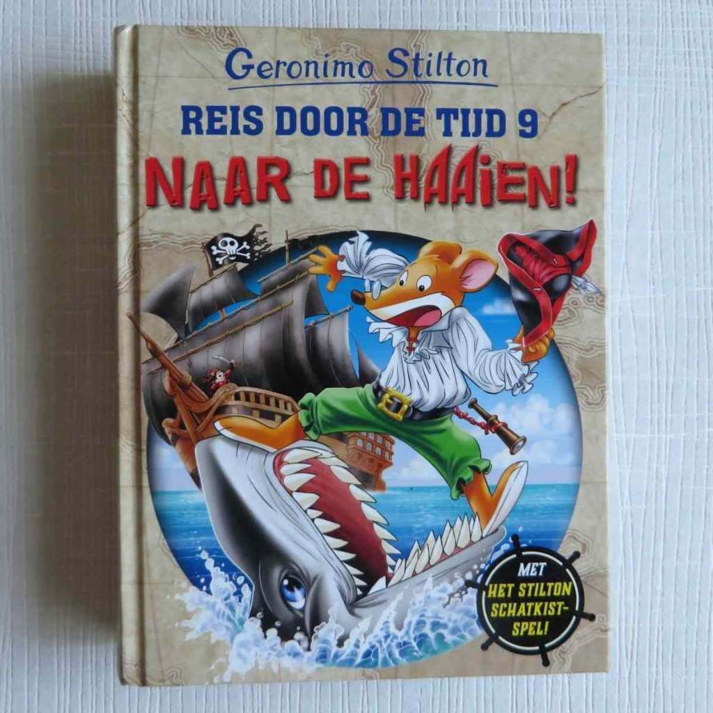 Geronimo Stilton - Reis door de tijd 9 Naar de haaien!, Boeken, Kinderboeken | Jeugd | onder 10 jaar, Ophalen of Verzenden, Gelezen
