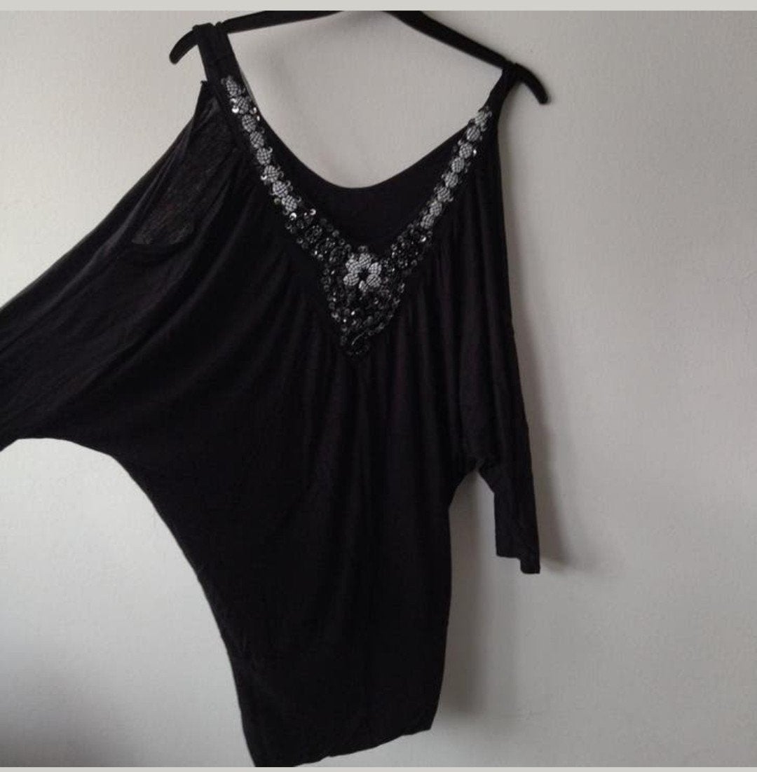 Zwarte top met lovertjes/off-shoulder, Kleding | Dames, Topjes, Maat 38/40 (M), Zwart, Ophalen of Verzenden, Zo goed als nieuw