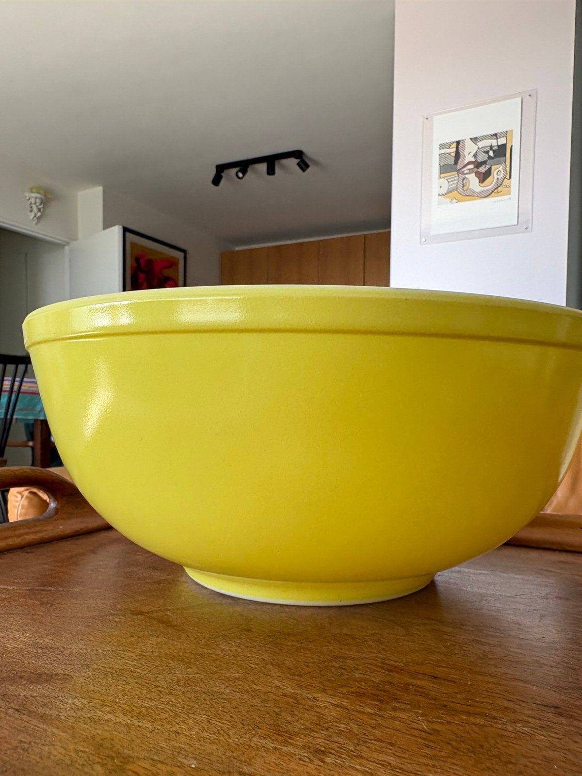 Grote gele Pyrex kom., Antiquités & Art, Antiquités | Plateaux, Enlèvement ou Envoi