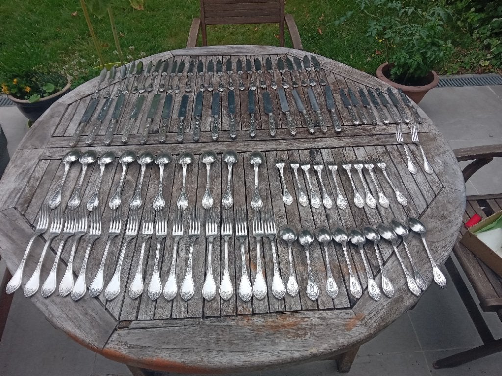 Ménagère de 83 couverts en métal argenté Wiskemann., Enlèvement