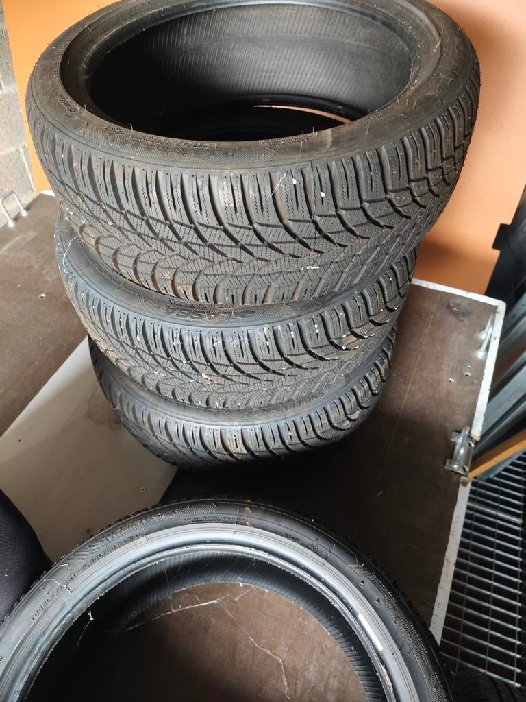 Lot 4 pneus hiver 205/45R17 88V, Enlèvement