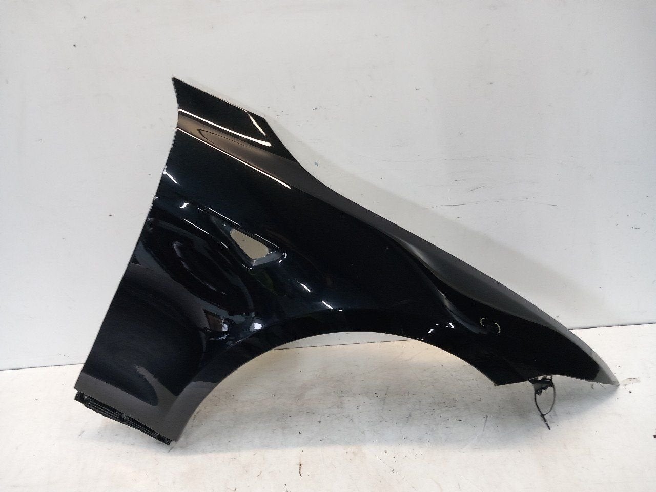 Spatbord rechts voor Tesla Model S, Onderdelen@venauto.nl, Van der Ven Autorecycling B.V., Gebruikt, Ettenseweg 76, 4706 PB Roosendaal, The Netherlands