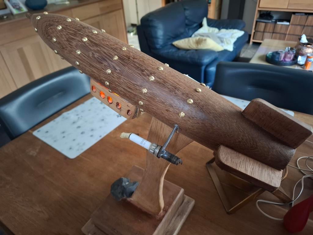Zeppelin in Mahonie hout, Ophalen