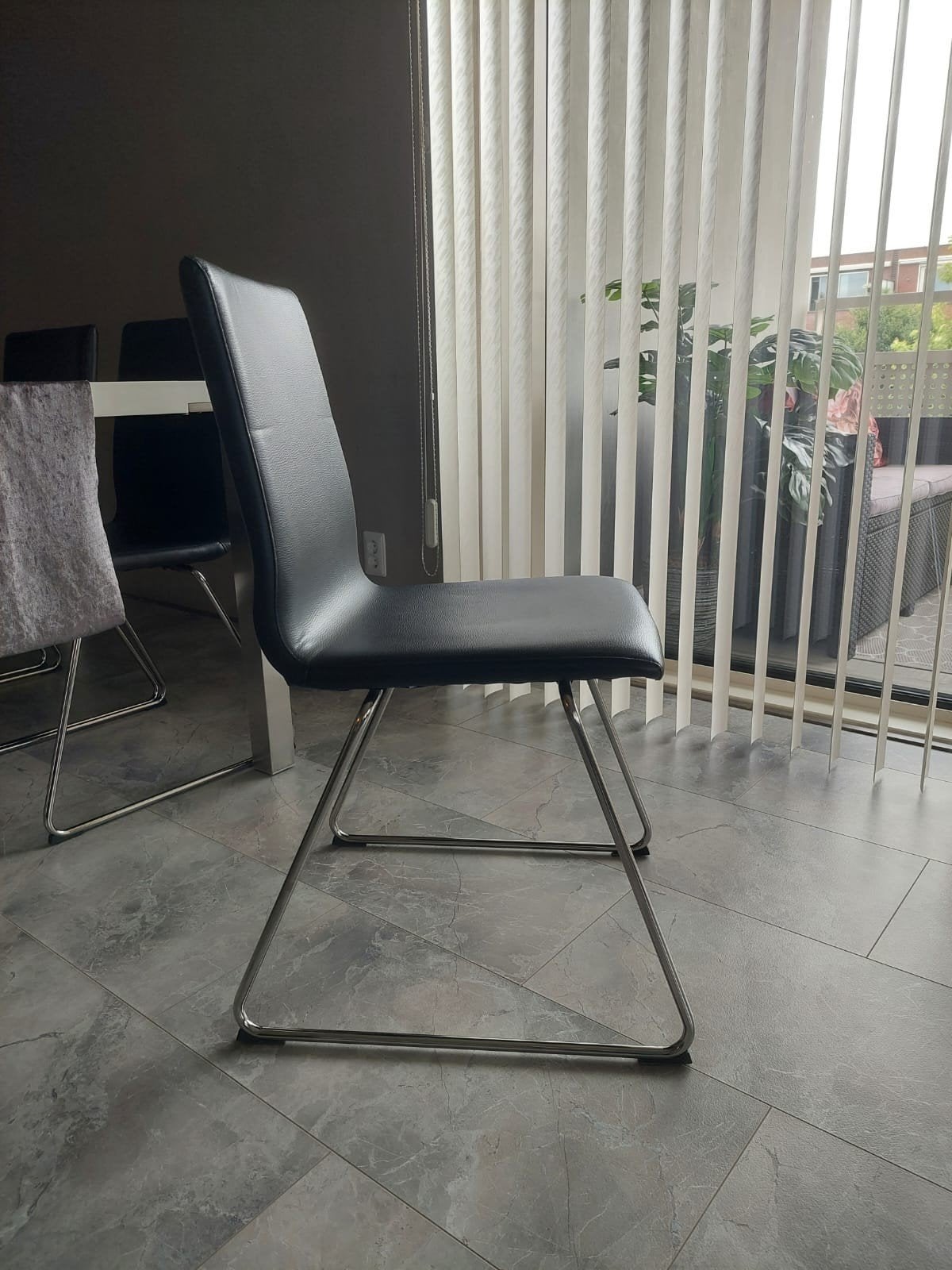 Chaises de salle à manger élégantes - aspect cuir noir avec, Maison & Meubles, Cuir, Comme neuf, Enlèvement, Cinq, Six Chaises ou plus