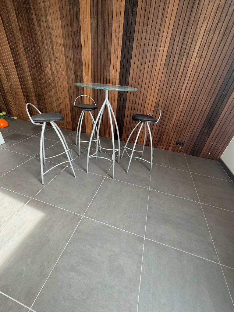 Bartafel met melkglas en stoelen, Ophalen, Zo goed als nieuw