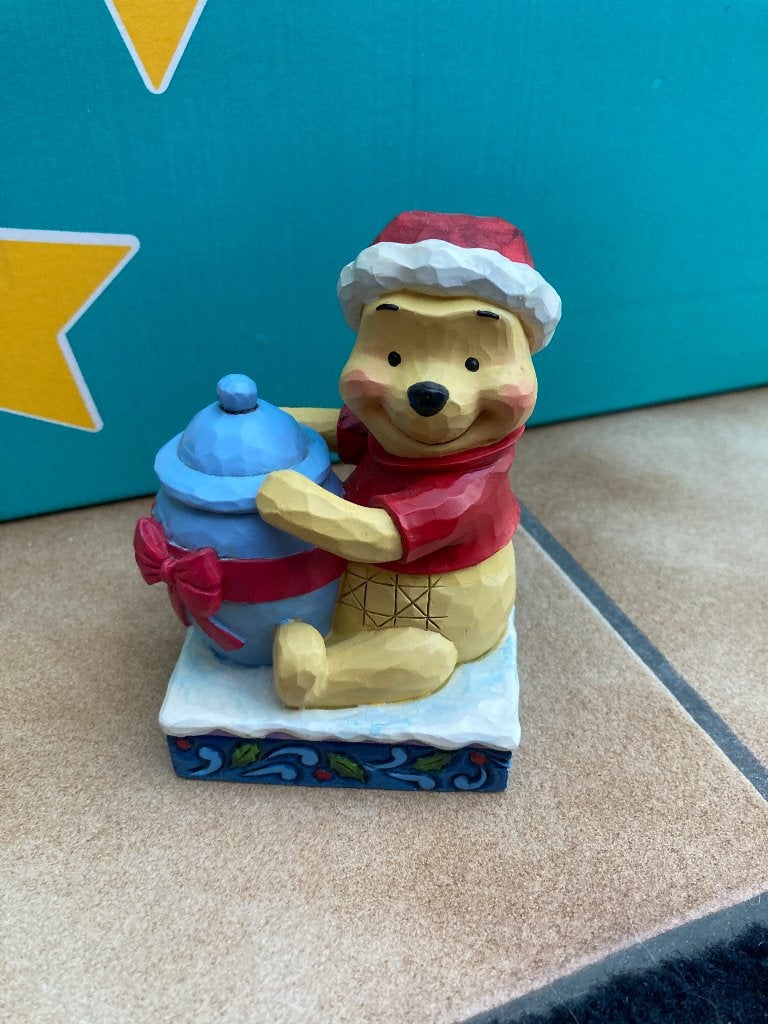 Nieuwe Disney Traditions - Holiday Hunny ( Winnie The Pooh ), Ophalen of Verzenden, Winnie de Poeh of vrienden, Nieuw, Beeldje of Figuurtje