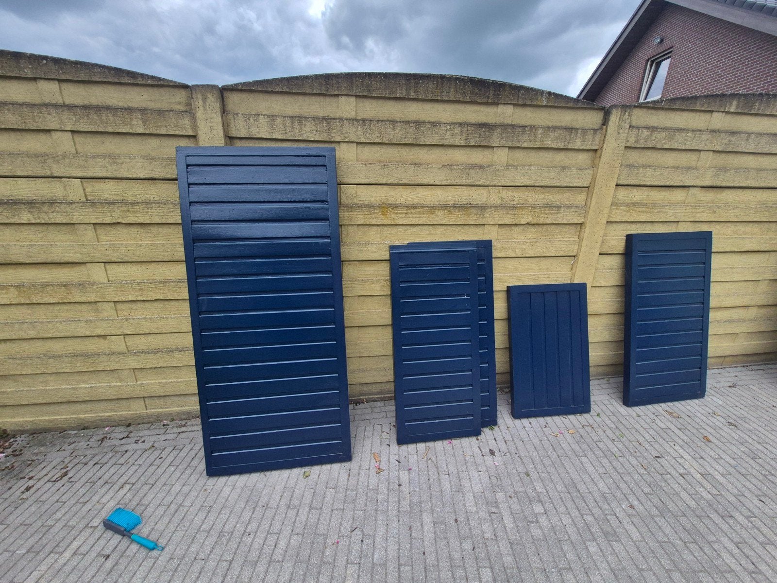 Slagvensters uit Meranti hout, blauw geschilderd. 17 stuks, Doe-het-zelf en Bouw, Glas en Ramen, Ophalen, Gebruikt
