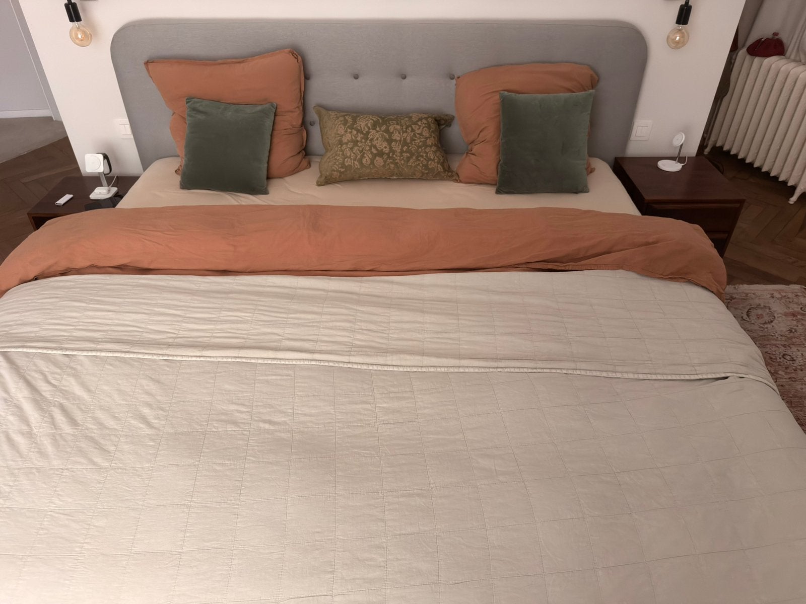 Lit double avec tête de lit rembourrée – Excellent état, Maison & Meubles, Chambre à coucher | Lits, Enlèvement, Gris, Tissu, 200 cm