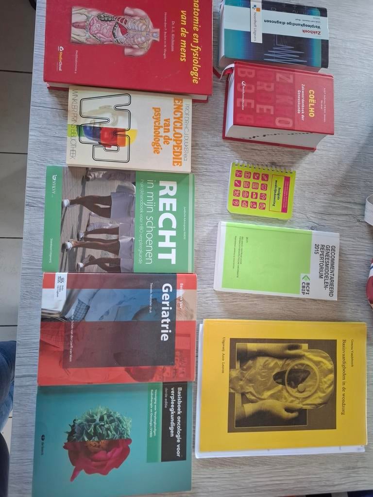 Boeken en stagepakken verpleegkunde, Enlèvement