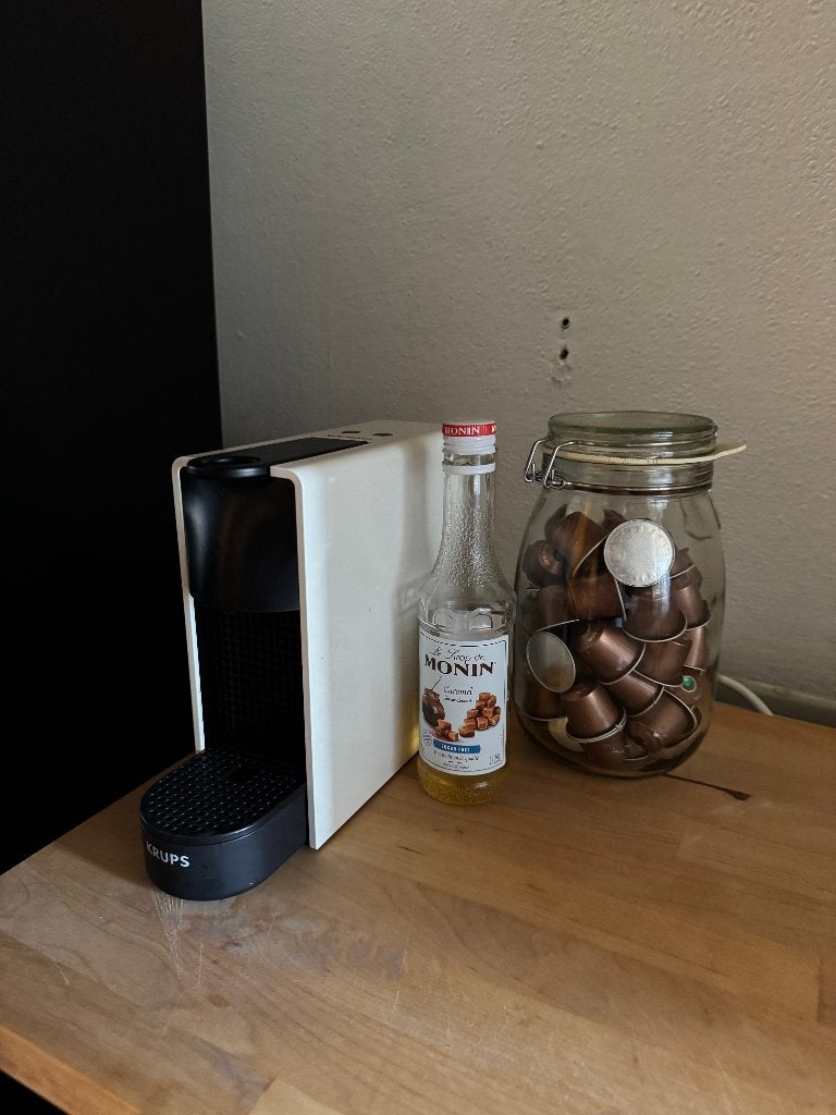 Krups Nespresso capsule-koffiemachine wit zwart, Elektronische apparatuur, Ophalen, Gebruikt, Koffiemachine, Koffiepads en cups