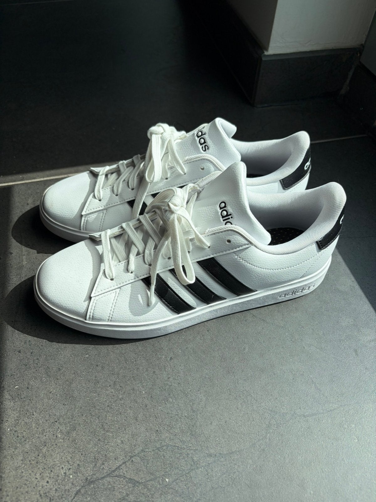 Chaussures Adidas, Vêtements | Hommes, Chaussures, Enlèvement, Neuf, Blanc, Baskets