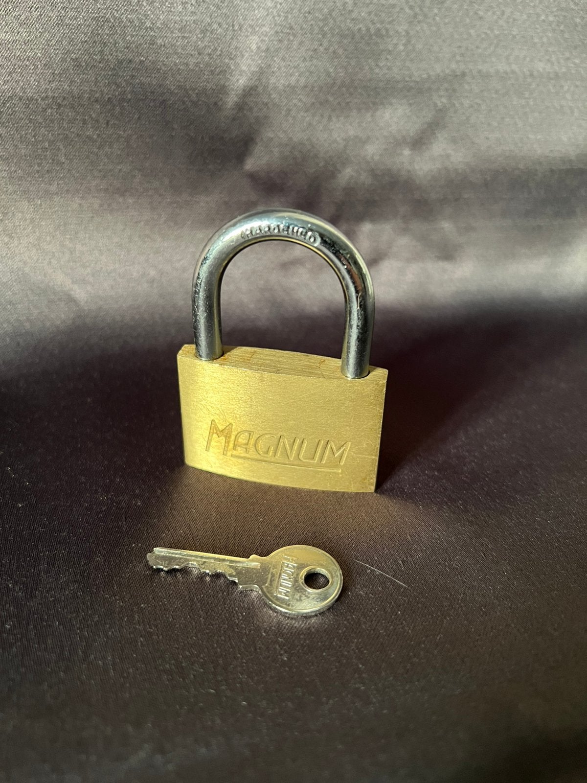 Ancien cadenas de sécurité MAGNUM en laiton massif + clé, Bricolage & Construction, Enlèvement ou Envoi, Comme neuf, Cuivre ou Laiton
