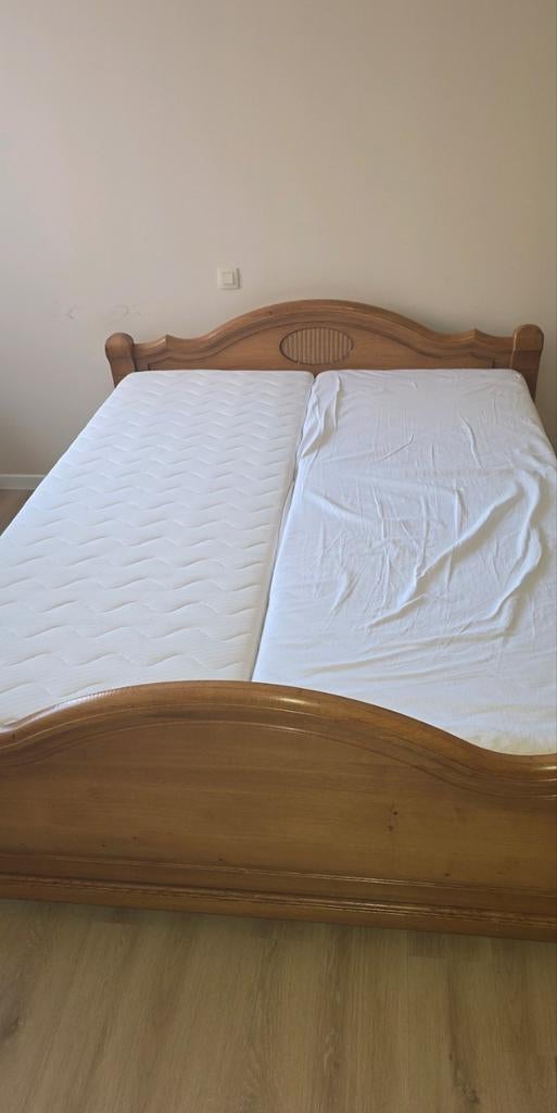 Lit en chêne 160x210 avec 2 matelas et 2 tables de chevet, Enlèvement
