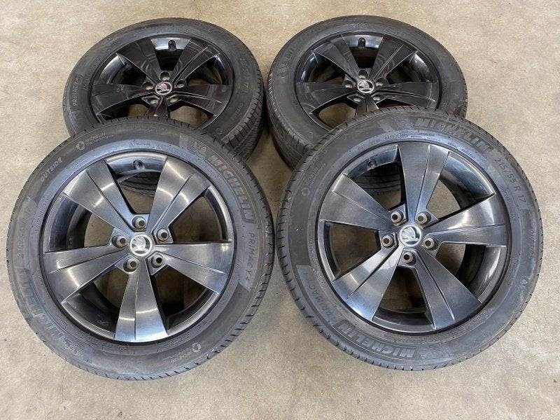 17  inch originele velgen + zomerbanden  Skoda Superb 3V0601, Auto-onderdelen, -, -, Banden en Velgen, 17 inch