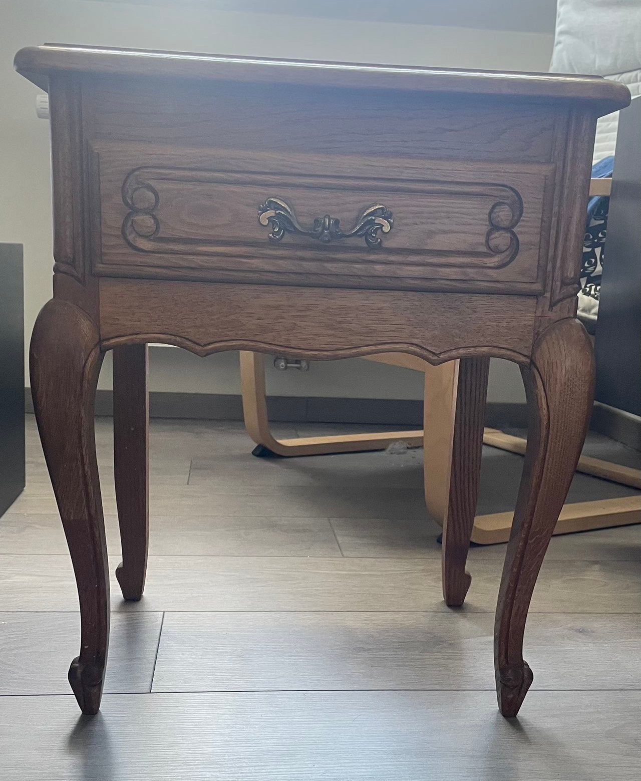 Massief eiken nachtkastje bijzettafel KlassiekeLouisXV-stijl, Huis en Inrichting, Ophalen, Gebruikt, Minder dan 45 cm, Minder dan 55 cm