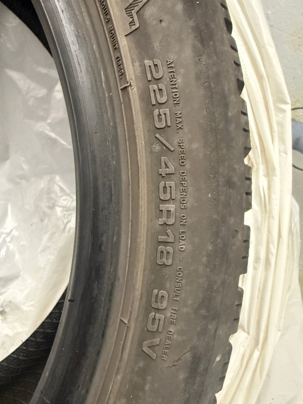 4 Pneus hiver 225/45R18 Dunlop, Enlèvement, Comme neuf