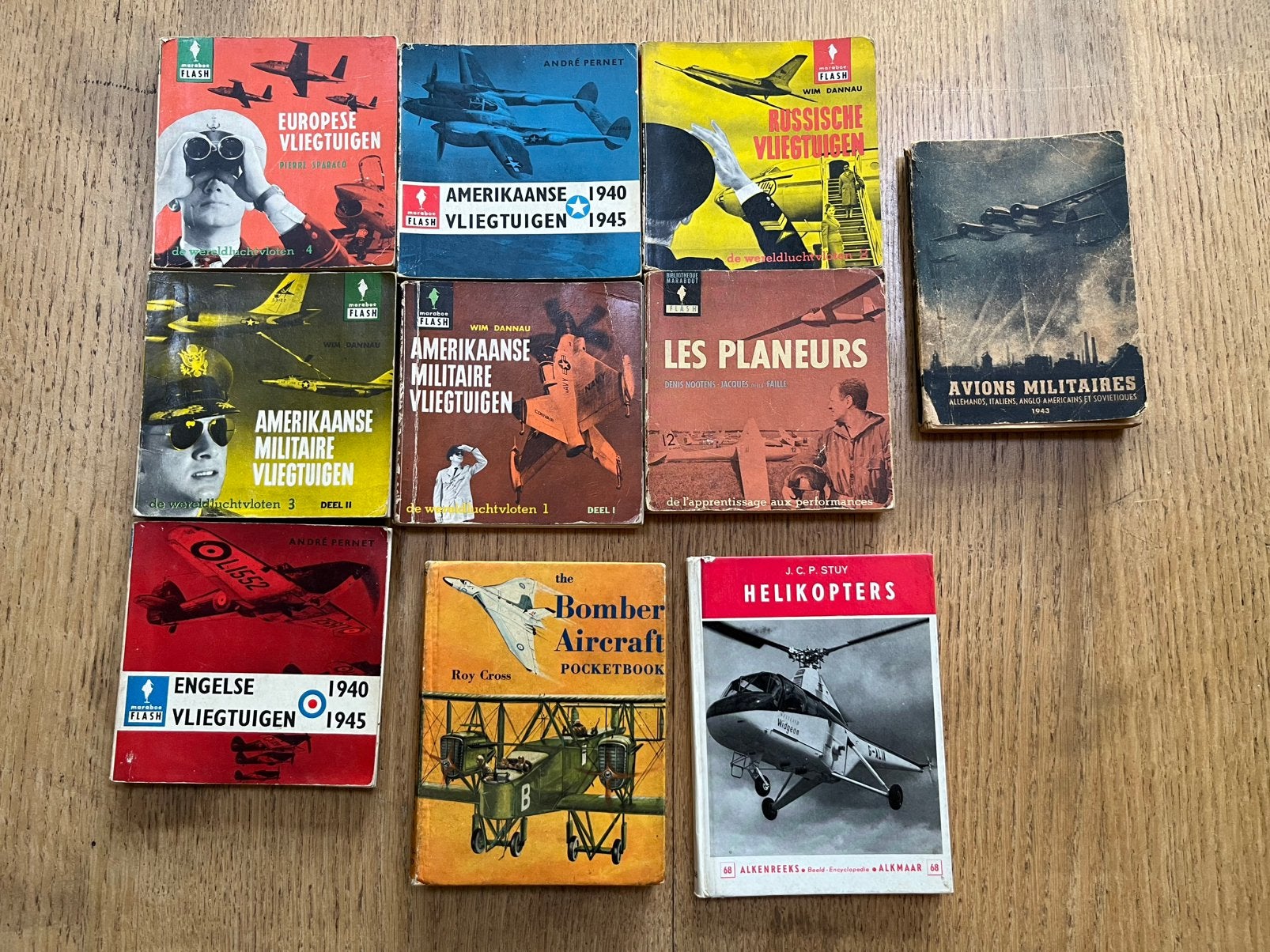 Set van 9 vintage boeken militaire vliegtuigen, Ophalen, Gelezen