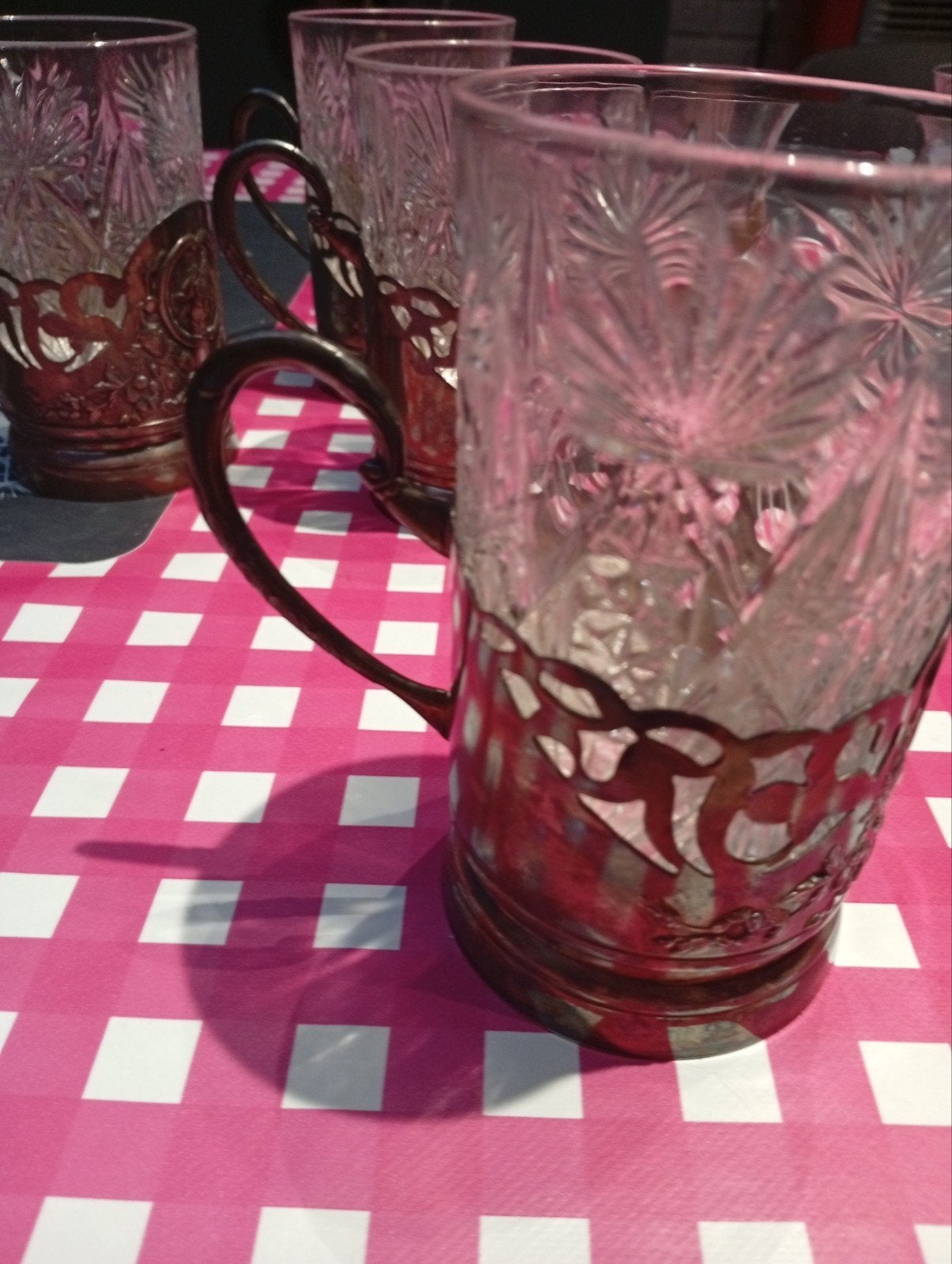 Divers anciens verres et support a thé chaud, Antiquités & Art