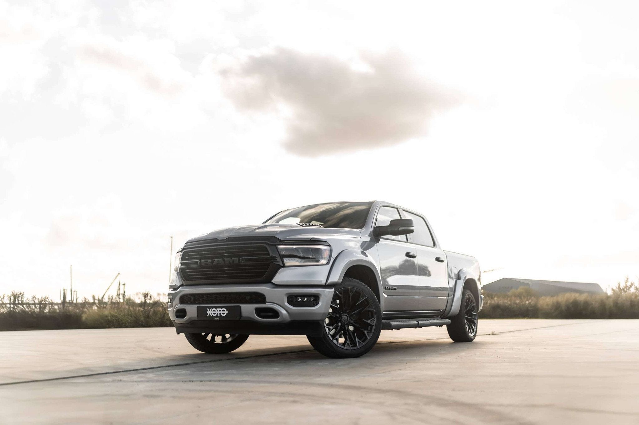 Dodge Ram 1500 5.7 V8 HEMI LARAMIE NIGHT EDITION * PRINS LPG, Autos, Cuir, Argent ou Gris, Euro 6, Ordinateur de bord