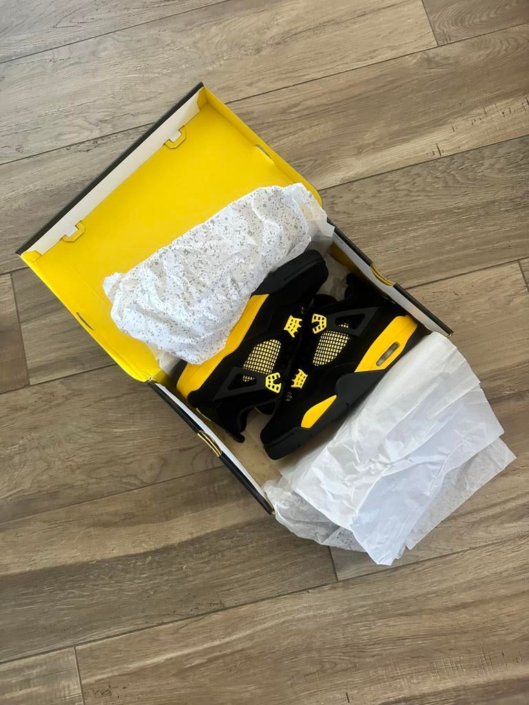 Jordan 4 thunder 43, Ophalen of Verzenden, Zo goed als nieuw