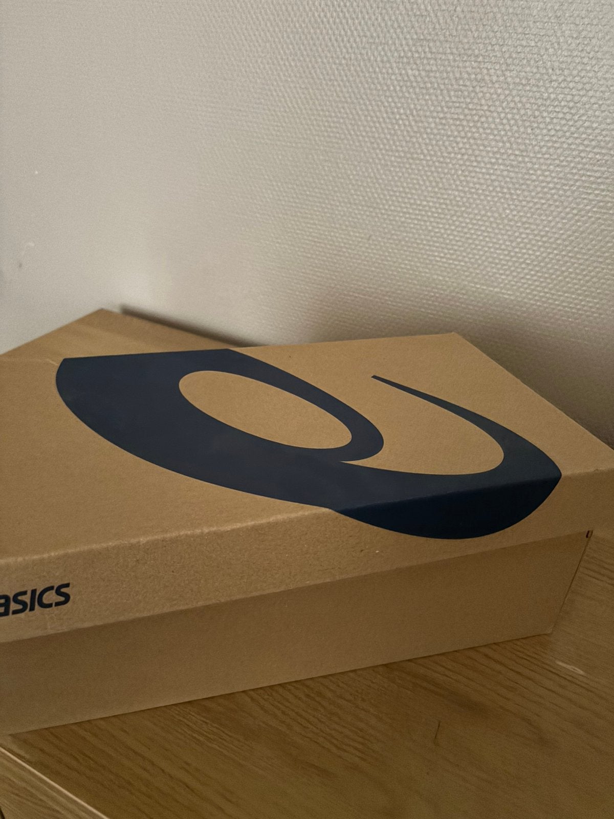 Asics noires, Enlèvement, Porté, Baskets