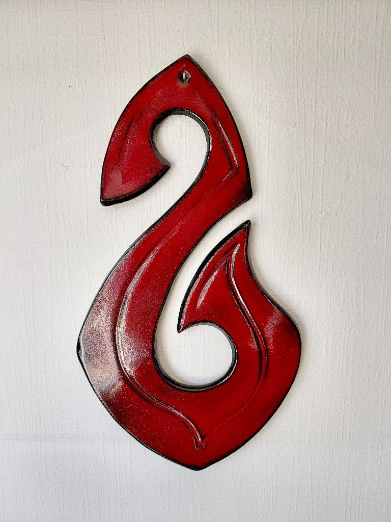 Relief céramique original Morris & James Māori Hei Matau, Antiquités & Art, Art | Art non-occidental, Rouge, Enlèvement ou Envoi