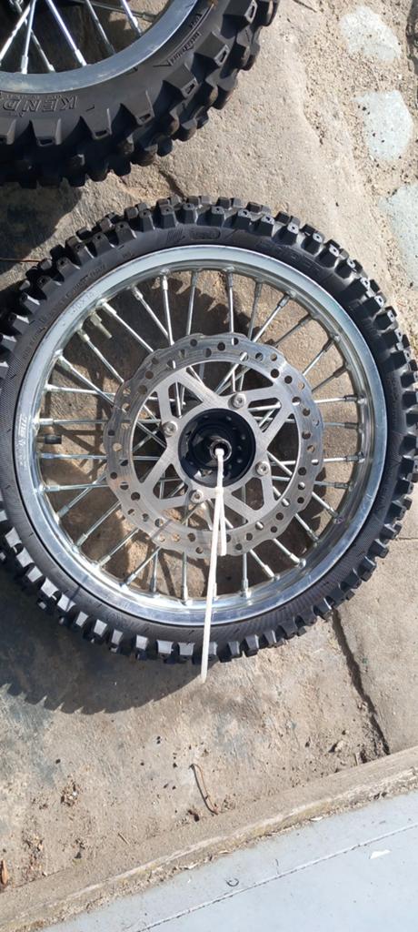 2 factory wielen 12 en 14 inc, Motoren, Ophalen of Verzenden