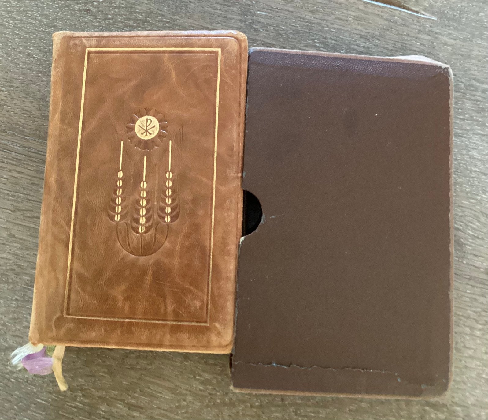 MISSAAL,LEDER in HOES,JAARTAL1960,GEHEEL INTACT,MOOI !!!, Antiek en Kunst, Antiek | Religieuze voorwerpen, Ophalen of Verzenden