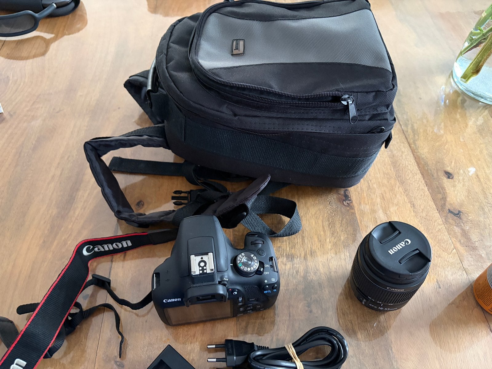 Canon EOS 2000D + EFS 18-55 mm lens & accessoires, Enlèvement ou Envoi, Comme neuf, Batterie, Canon