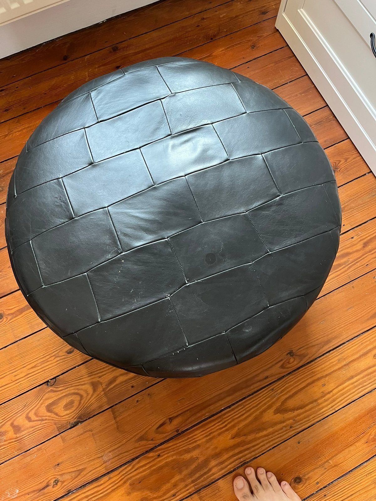 Pouf / Ottoman rond en cuir noir, Maison & Meubles, Enlèvement, Comme neuf, Rond, Cuir