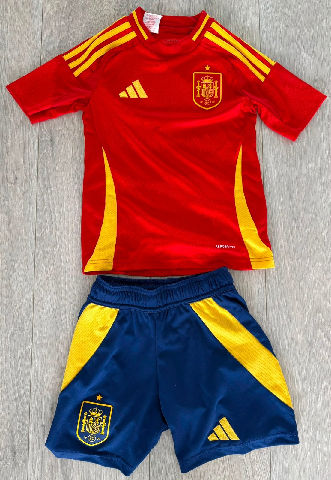 Officiële Voetbaluitrusting nationale ploeg SPANJE, Sport en Fitness, Ophalen of Verzenden, Zo goed als nieuw