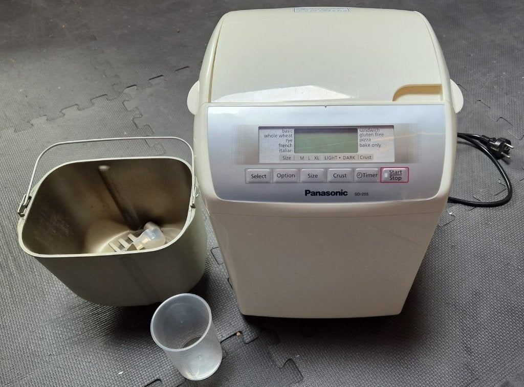 Machine à pain Panasonic SD-255 avec cuve et accessoires, Electroménager, 400 à 800 grammes de pâte, Enlèvement ou Envoi, Utilisé