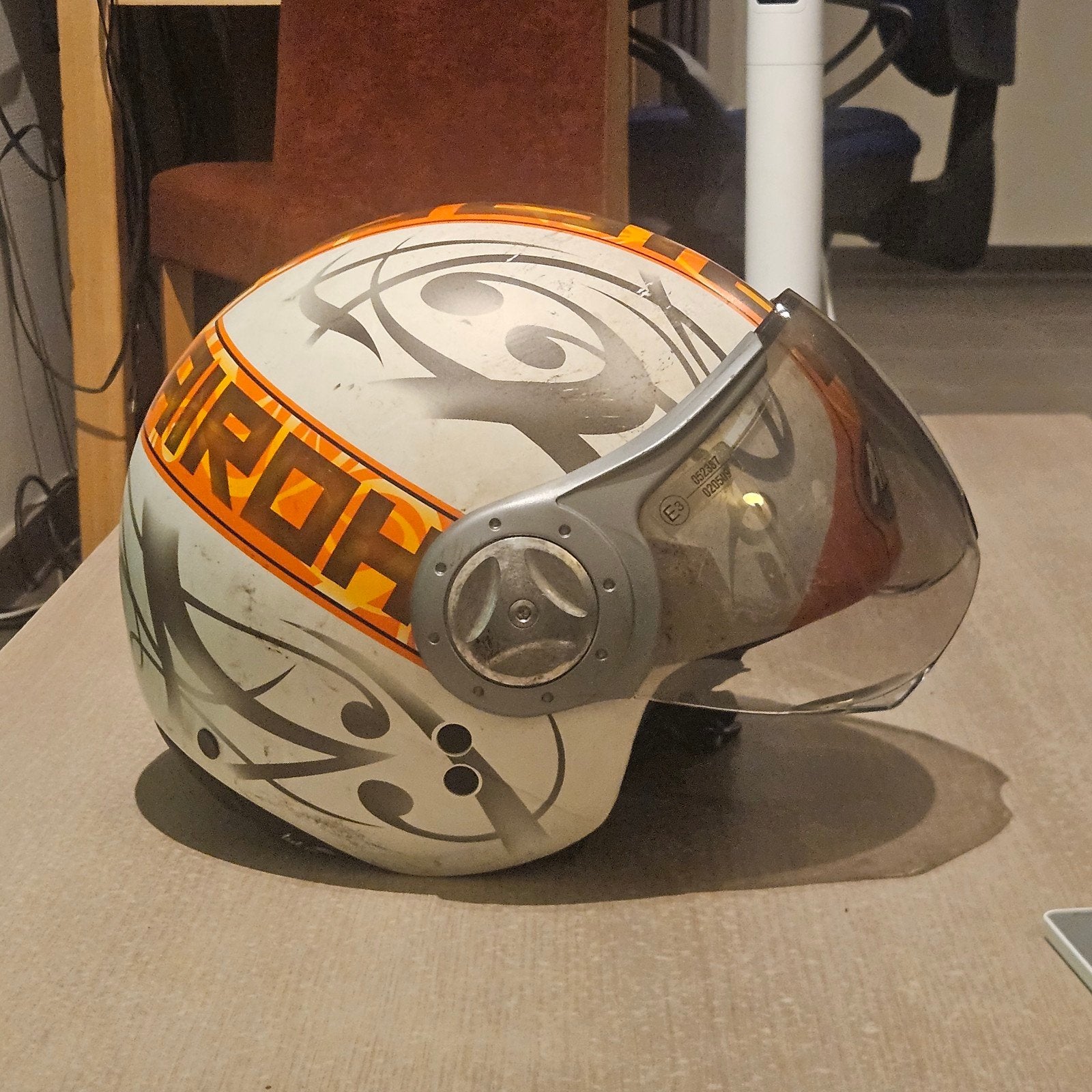 tekoop scooter helm in redelijk staat, Ophalen, Gebruikt, Large, Airoh