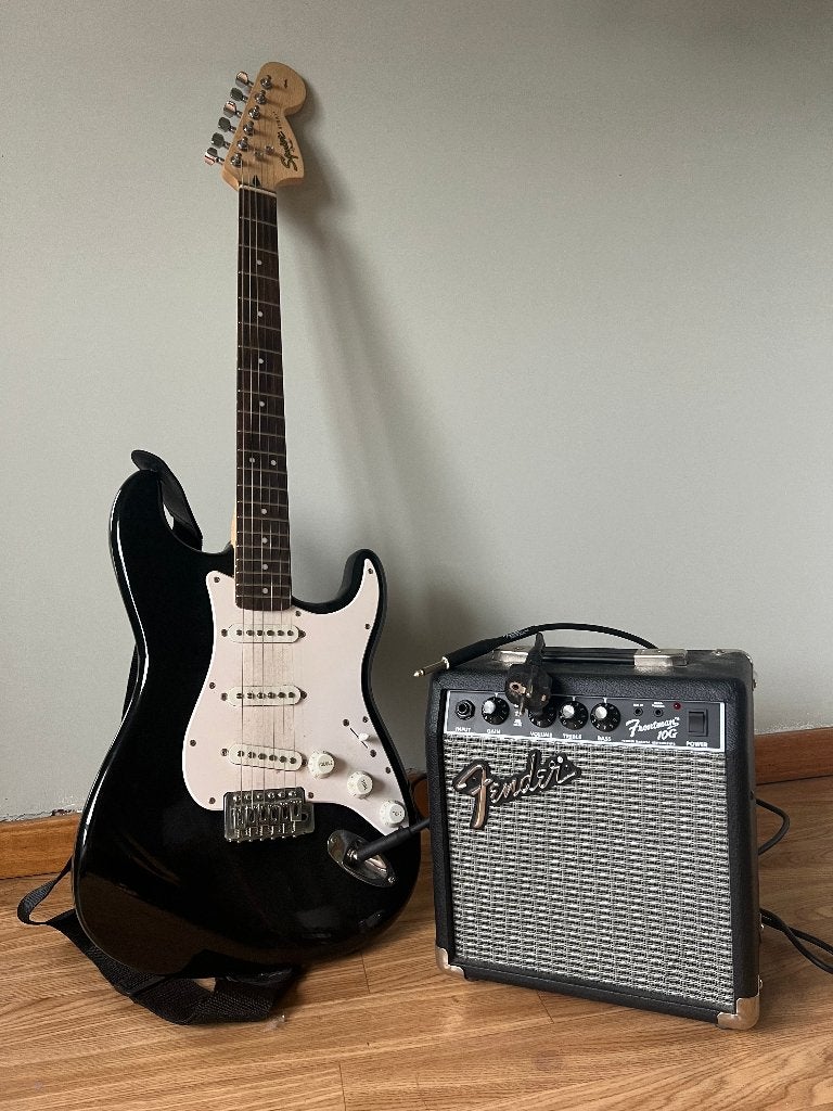 elektrische guitaar Squier by Fender Stratocaster, Muziek en Instrumenten, Ophalen, Zo goed als nieuw, Fender, Met versterker