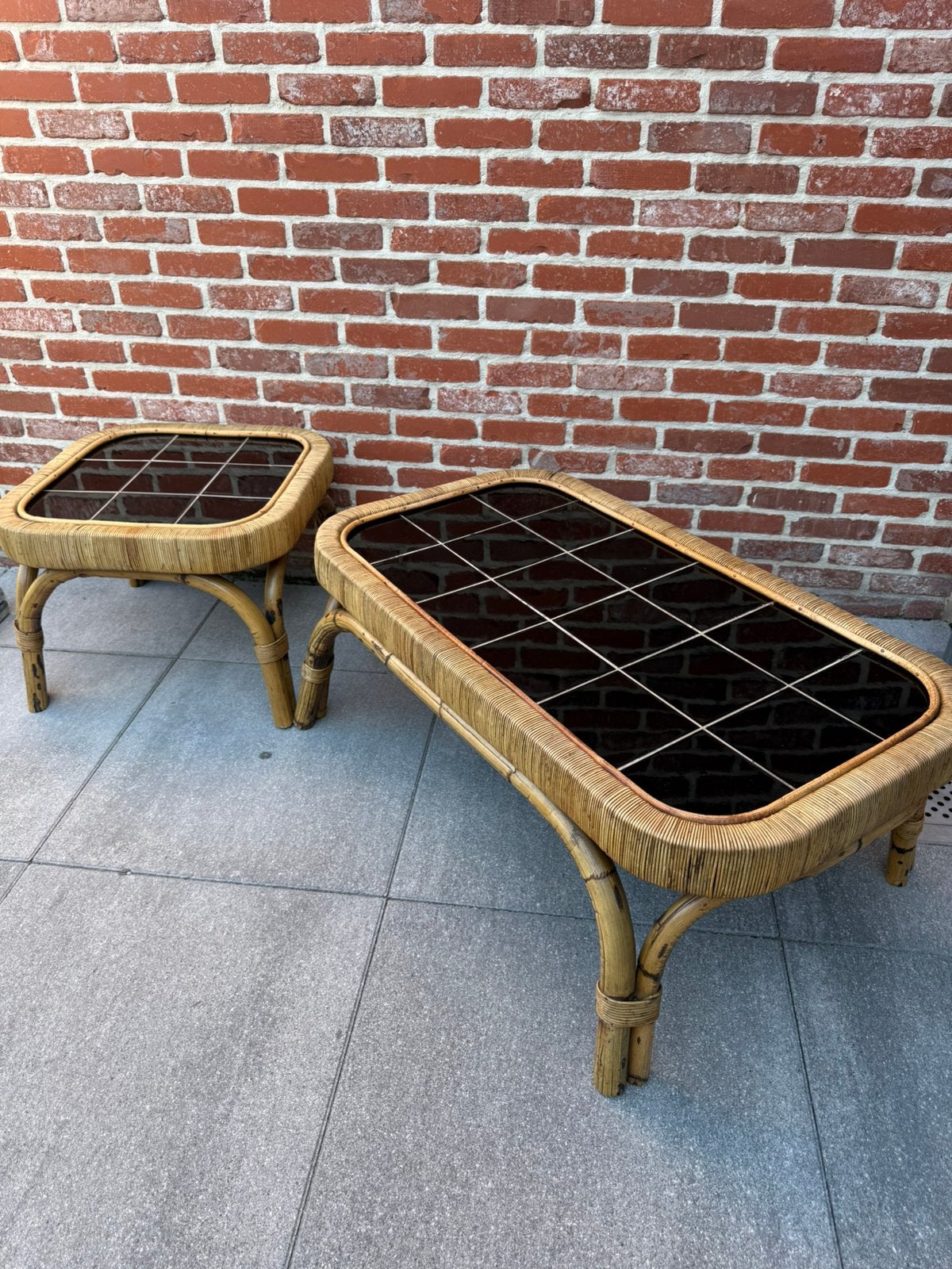 Vintage rotan salontafelset met zwart tegelblad, Huis en Inrichting, Tafels | Salontafels, Ophalen, Gebruikt