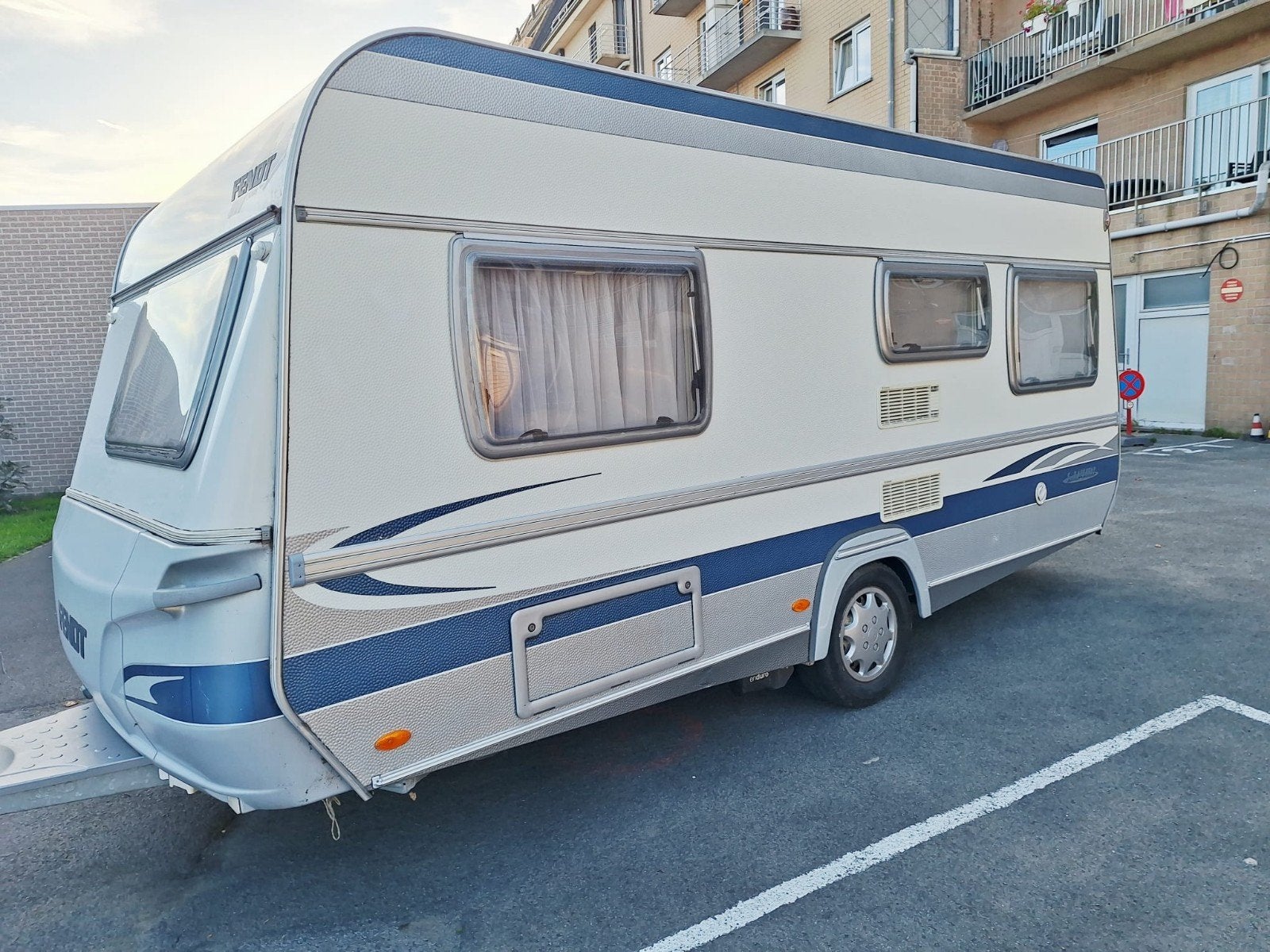 Fendt saphir 470, Caravanes & Camping, Particulier, Fendt, Lit fixe, Banquette en rond