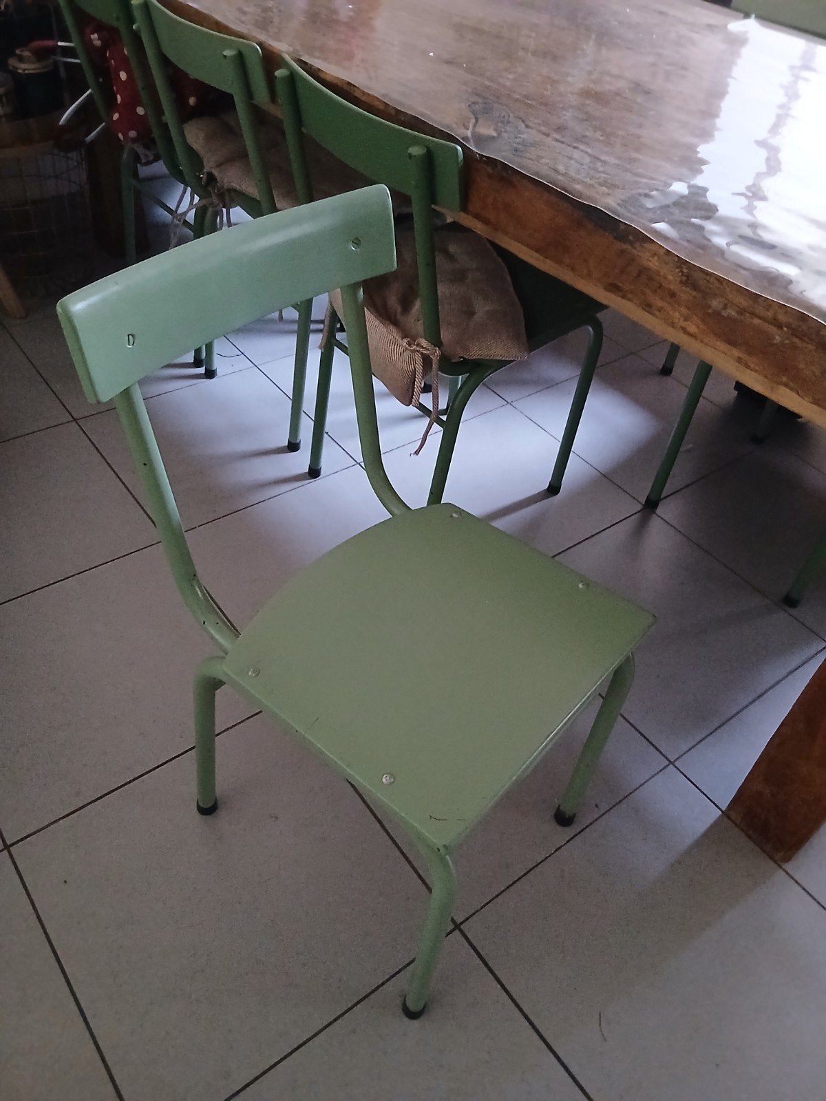 8 oude schoolstoelen, Enlèvement, Bois