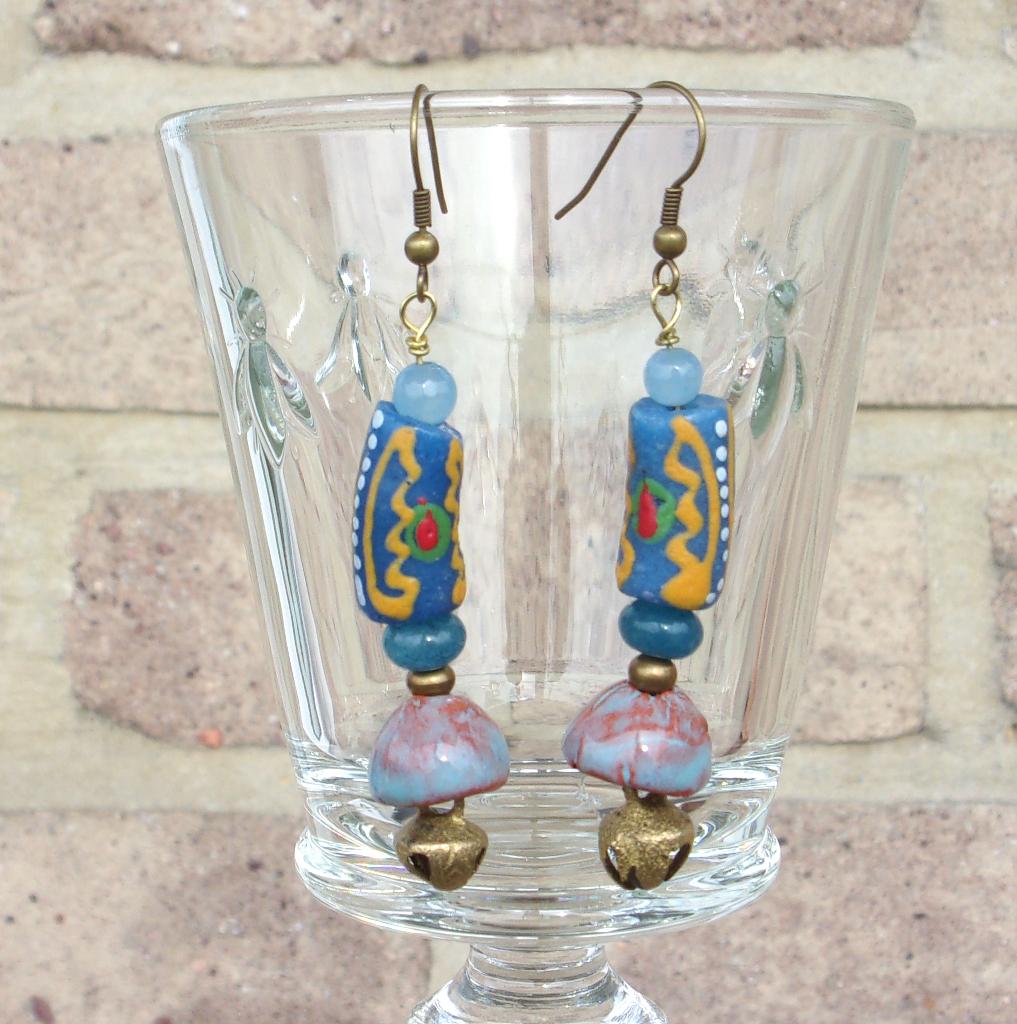Boucles d'oreilles aigues marines, céramiques et grelots, Neuf, Enlèvement ou Envoi, Verre, Avec pierre précieuse