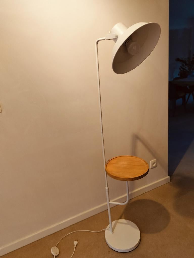 Staande lamp metaal wit met houten bijzettafeltje rond, Huis en Inrichting, Lampen | Vloerlampen, Ophalen, Hout