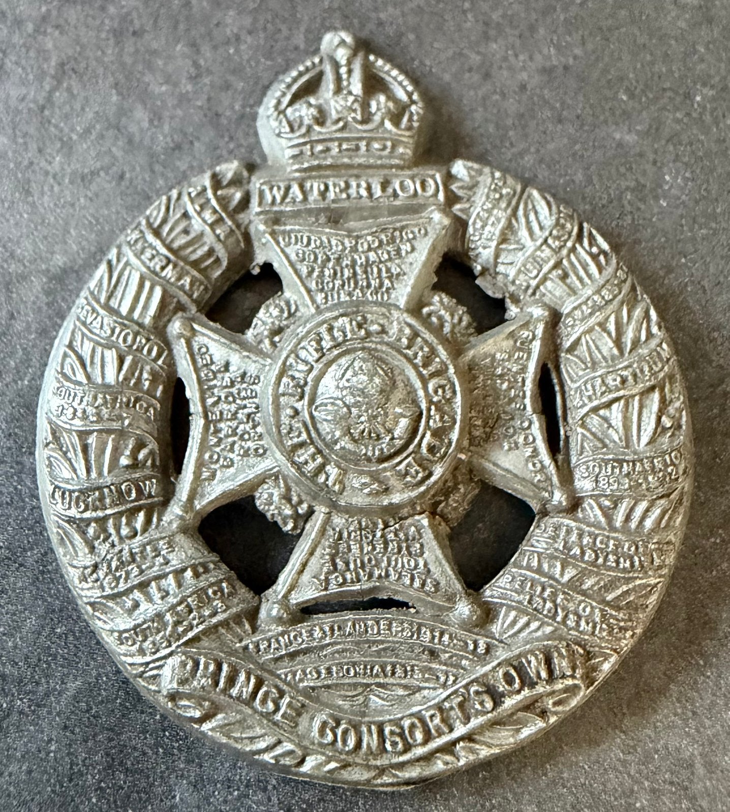 Britse plastic cap badge The Rifle Brigade WO2, Verzamelen, Ophalen of Verzenden