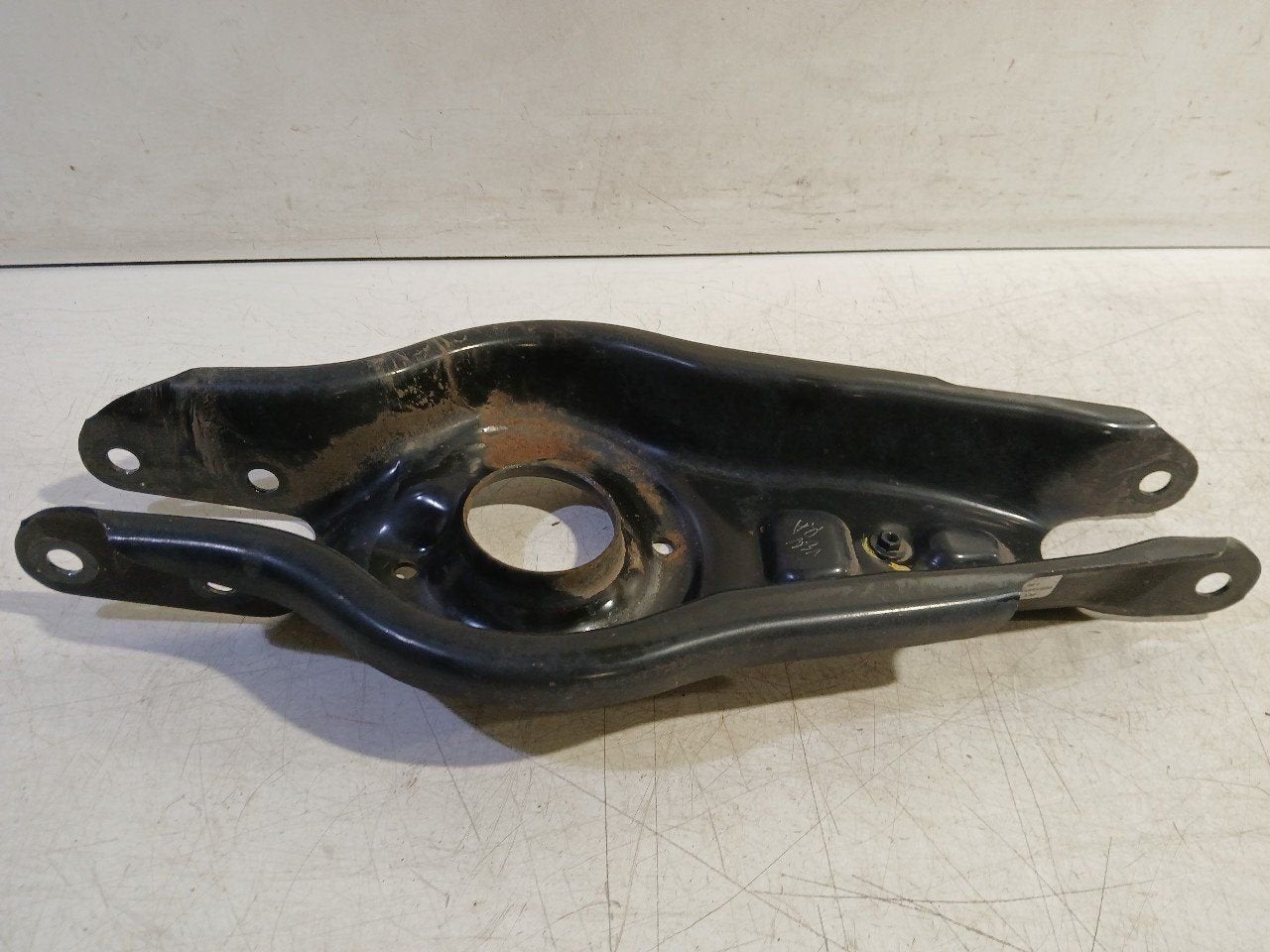 Draagarm rechts achter Tesla Model 3, Onderdelen@venauto.nl, Van der Ven Autorecycling B.V., Ettenseweg 76, 4706 PB Roosendaal, The Netherlands