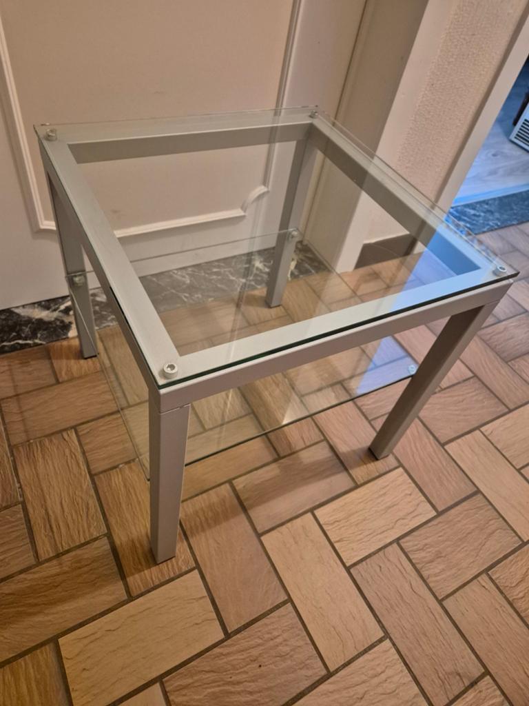 Tafeltje met 2 glazen leggers hoogte 45 cm breedte 45 cm, Ophalen