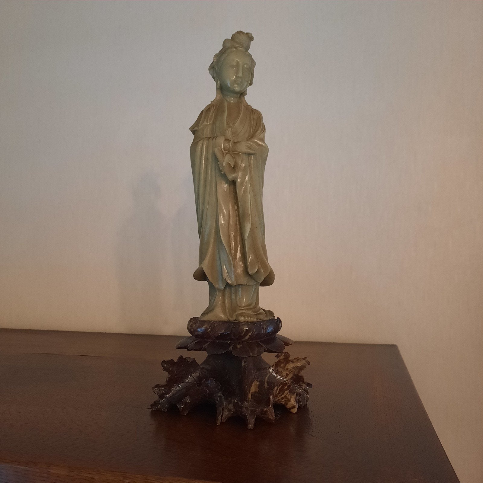 Beeldje in speksteen . 30 cm hoog . Bieden ., Antiek en Kunst, Ophalen of Verzenden