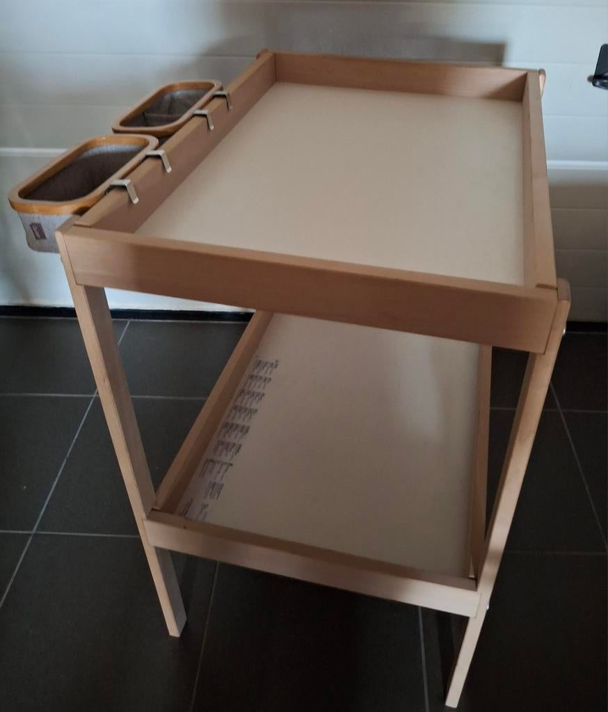 Verzorgingstafel met 2 mandjes., Ophalen