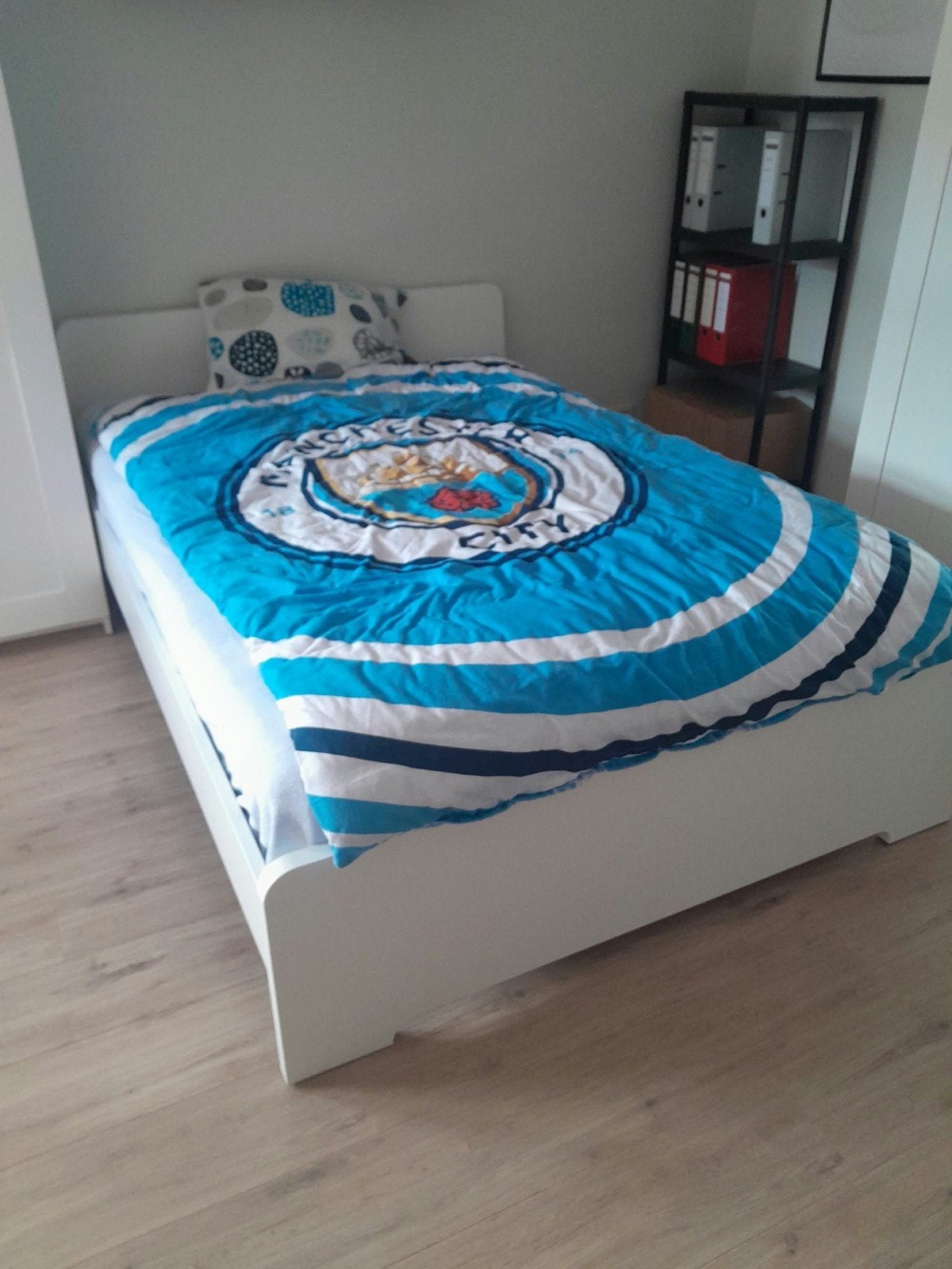 Bed (1,40m) en kleerkast Ikea, Ophalen, 140 cm, Twijfelaar, Hout