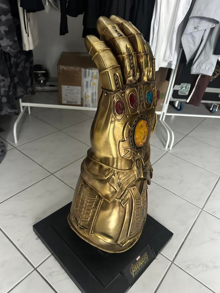 Gant thanos Hot toys 1/1 LMS006, Enlèvement ou Envoi, Comme neuf