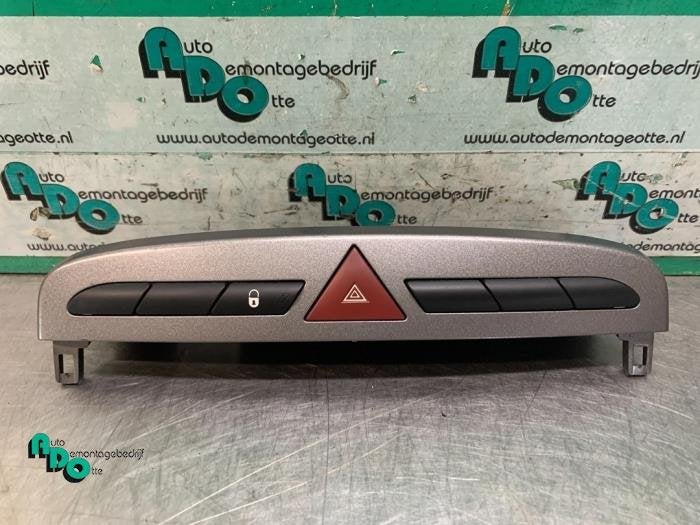 Commutateur éclairage d'urgence d'un Peugeot 308 (308 08-), -, 3 mois de garantie, Utilisé, -