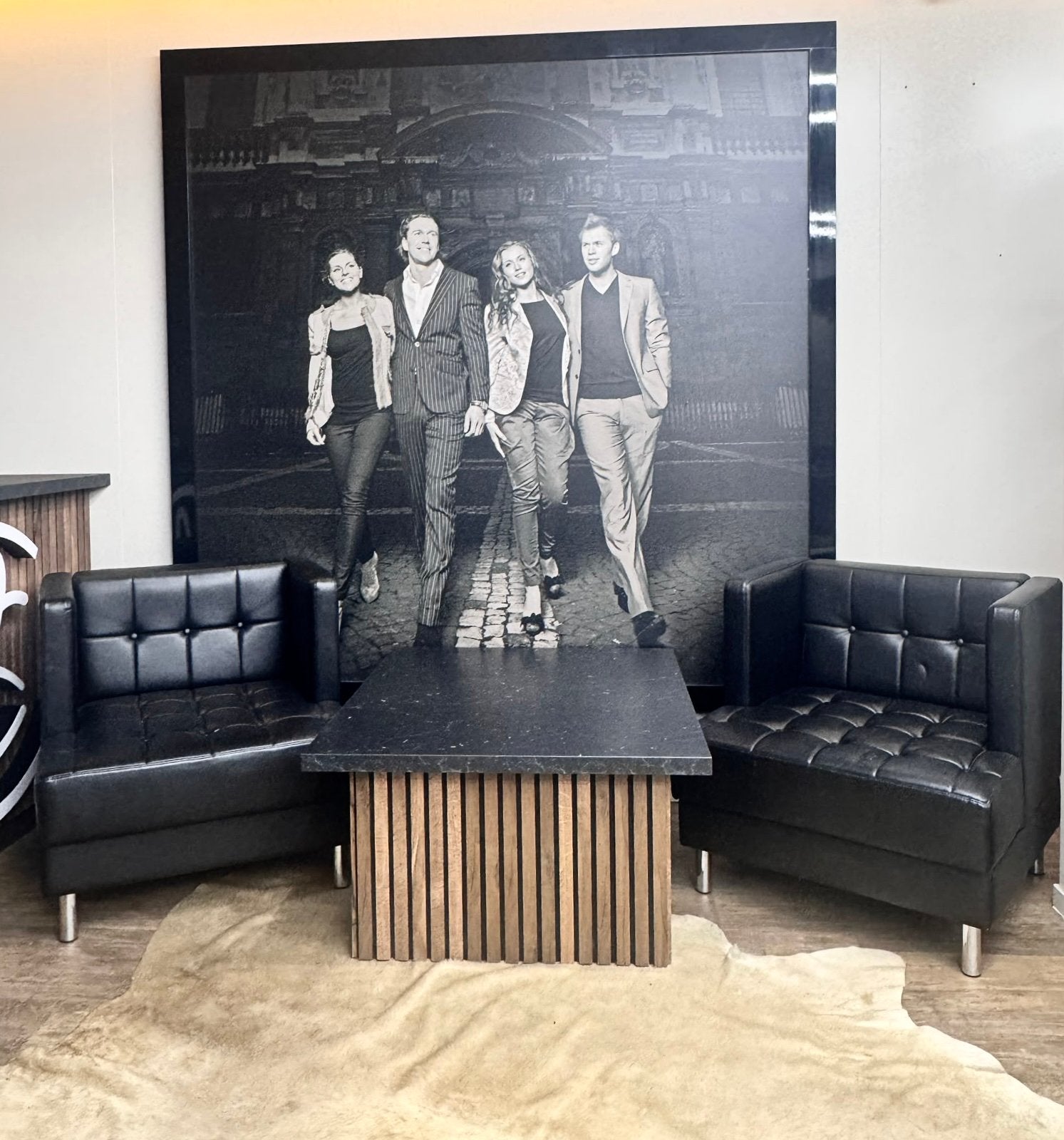 Table basse +2 sièges en cuir noir — parfait état, Maison & Meubles, Enlèvement, Comme neuf, Cuir, Klassiek, modern