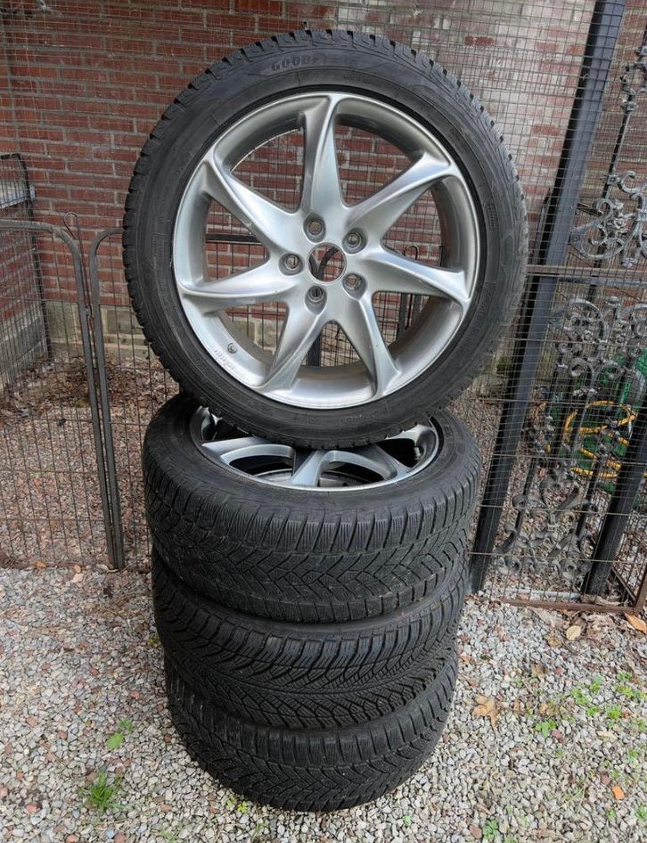 18’ MERCEDES VELGEN EN BANDEN + TPMS SENSOREN BIJNA NIEUW, Auto-onderdelen, 18 inch, Band(en), Personenwagen, Gebruikt