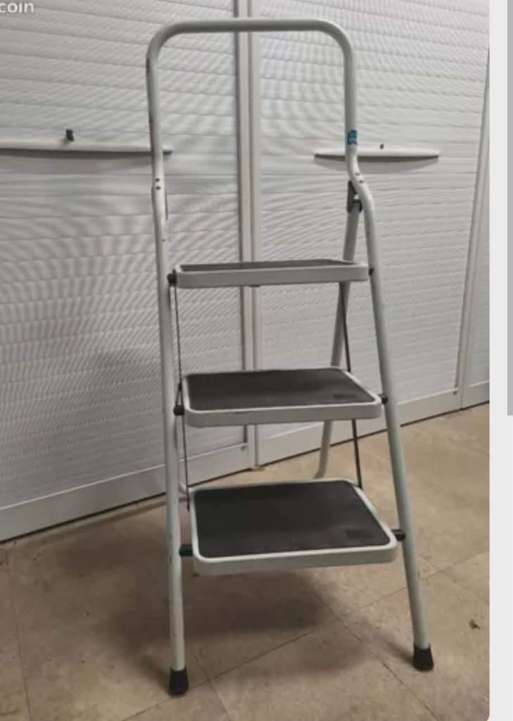 Trapladder met 3 stappen. Gemaakt van metaal, Ophalen, Zo goed als nieuw